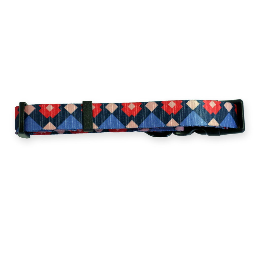 Collar Diamond rombos azul y rojo con placa Bad Bone